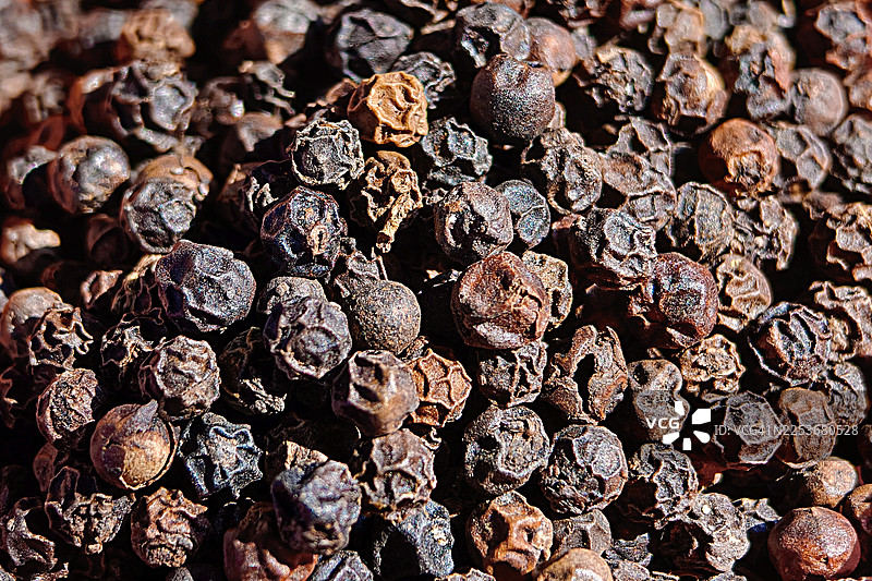 一粒完整的黑胡椒的特写图片素材