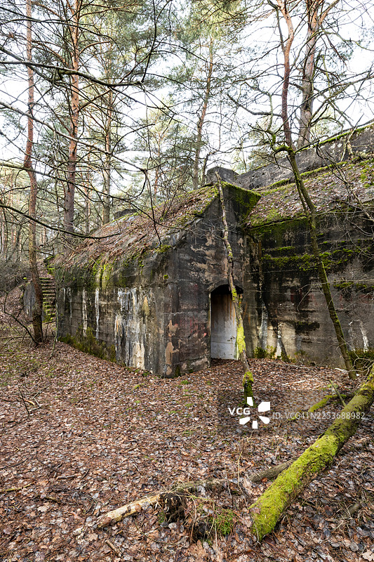 废弃旧掩体的入口图片素材