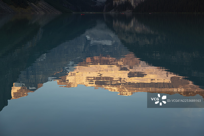 宁静湖泊中的山峦倒影图片素材