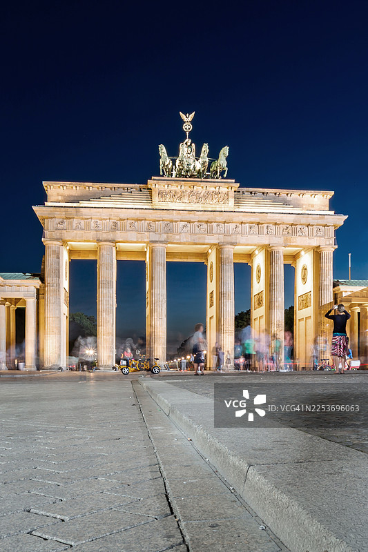 德国首都柏林的勃兰登堡门和巴黎广场在蓝色时刻的景象图片素材