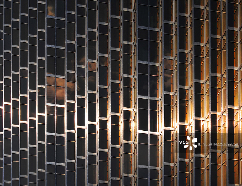 多伦多皇家银行广场锯齿状金铜色玻璃的抽象细节，安大略省，加拿大建筑图片素材