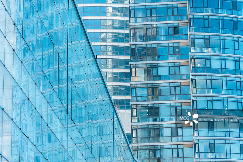 大楼倒映着天空图片素材