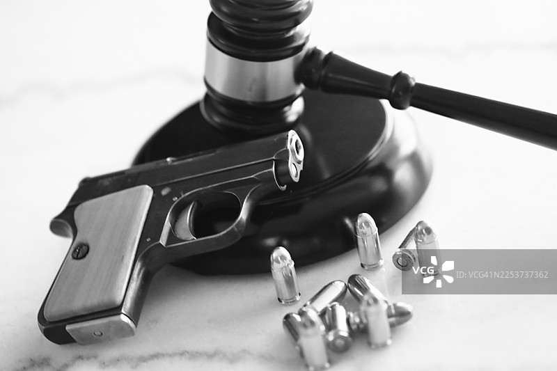 枪支、天平与法槌图片素材