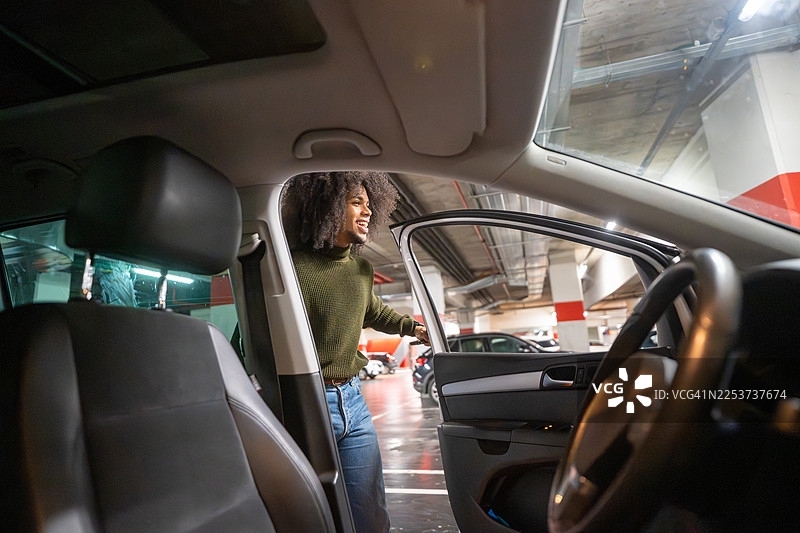 一个人在停车场打开车门图片素材