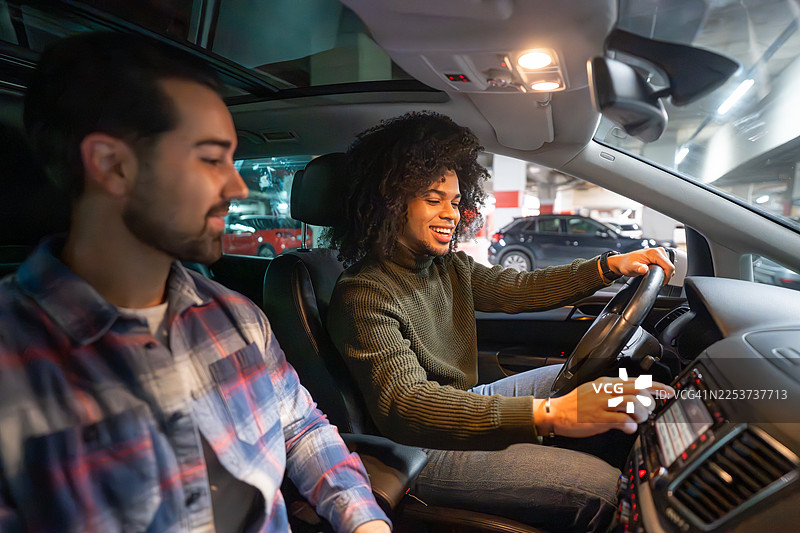 朋友们在停车场出发，开始一段车内旅程图片素材