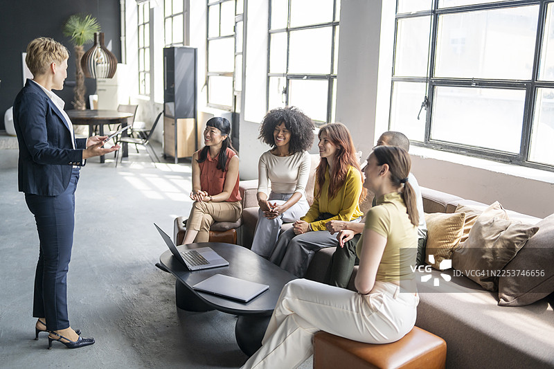 女经理在现代办公室带领团队开商务会议图片素材