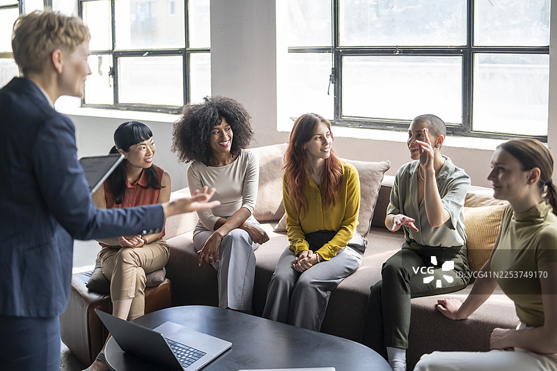 女商人们在现代办公室里进行着富有成效的会议图片素材