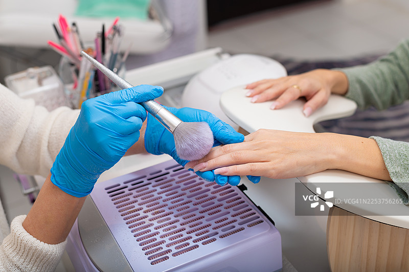 美甲沙龙的美甲过程与指甲护理图片素材