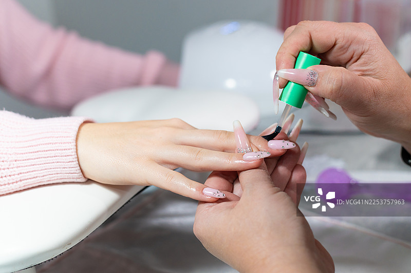 现代美甲沙龙的美甲过程与指甲护理图片素材