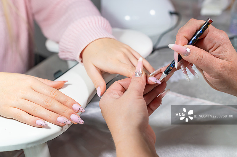 现代美甲沙龙的美甲过程与指甲护理图片素材