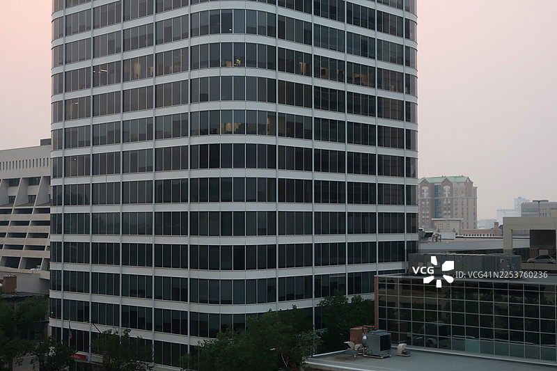 一座大型办公楼主导着原本朴素的城市天际线图片素材