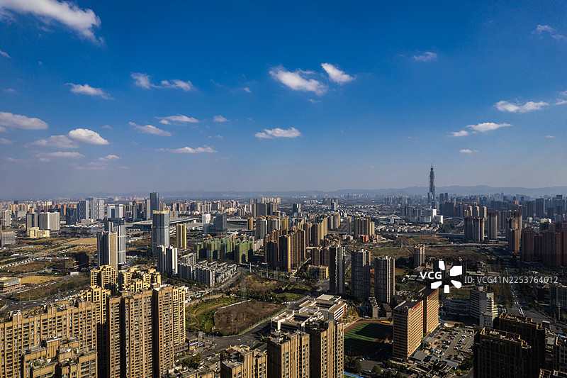 晴天在高处俯瞰成都的地标建筑和城市风光图片素材