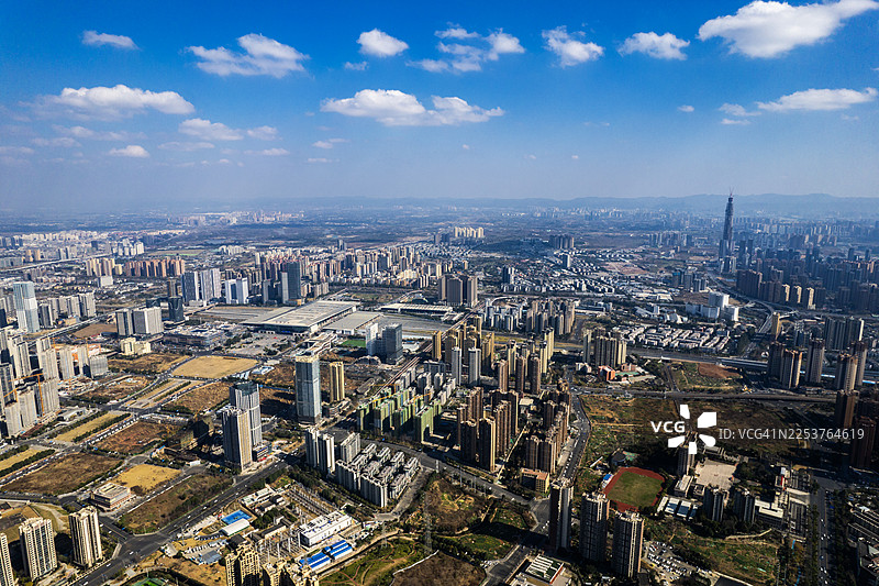 晴天在高处俯瞰成都的建筑地标和城市风光图片素材