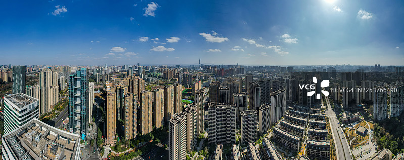 晴朗天气下，从高处俯瞰成都人口稠密的高层住宅楼图片素材
