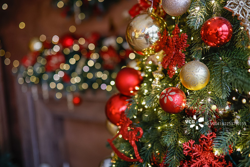 木质的温暖与闪耀——自然背景与节日装饰的结合图片素材