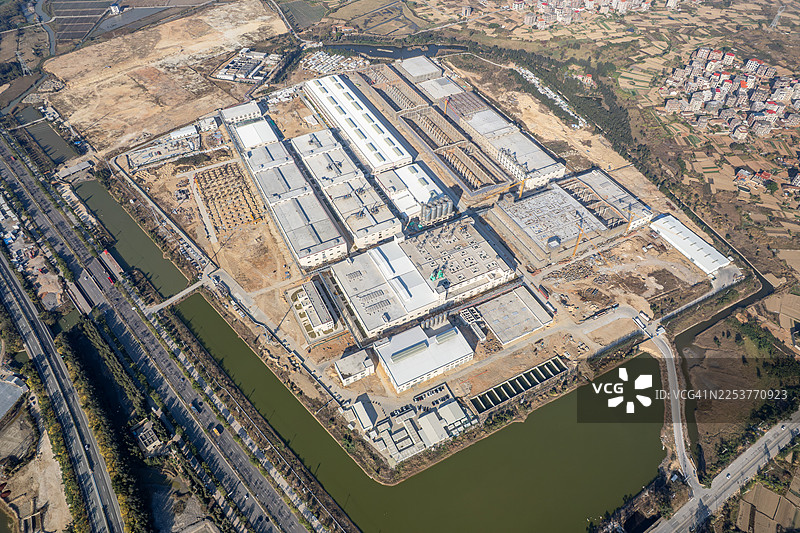 河边在建化工厂的鸟瞰图图片素材