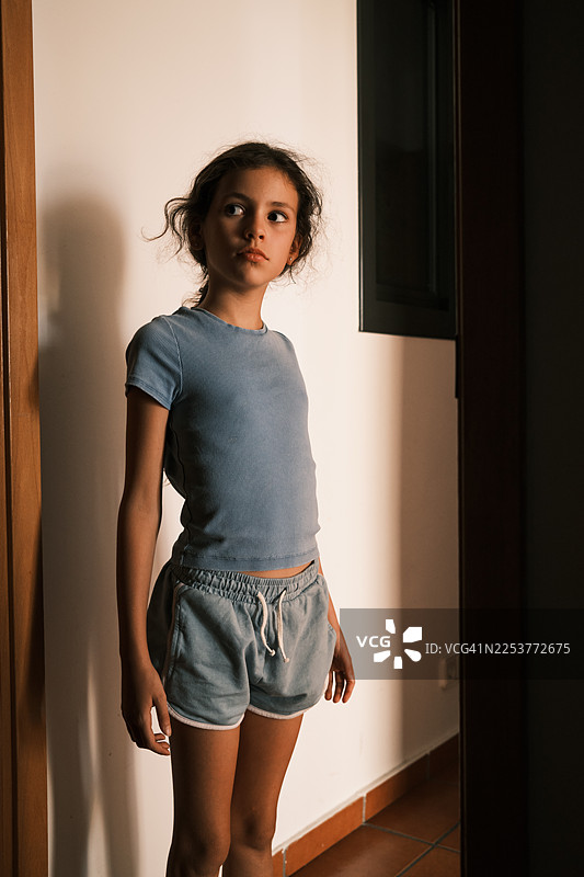 年轻女孩在家中若有所思地看向别处图片素材