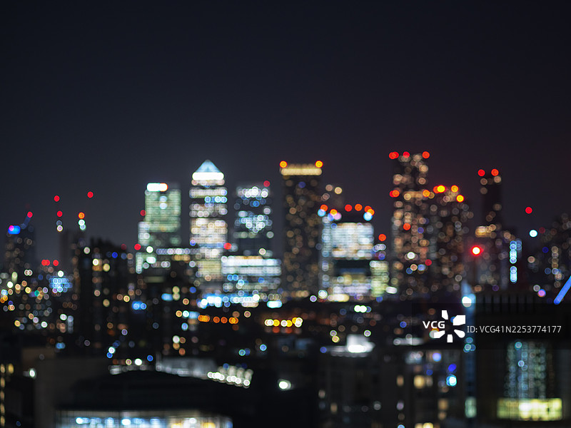 夜晚伦敦天际线模糊的城市灯光图片素材