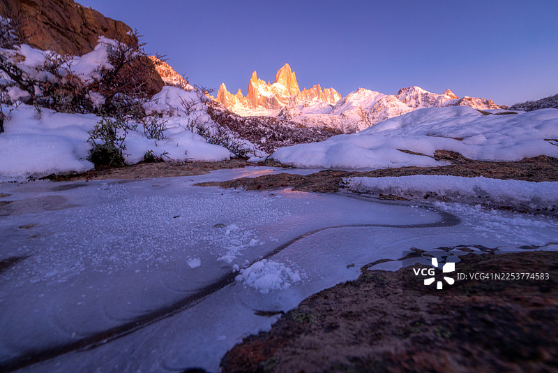 日落时分，菲茨罗伊地标的风景，背景是雪山，前景是[未提供前景描述]图片素材