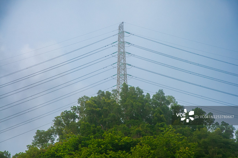 高压电塔矗立在山顶上图片素材