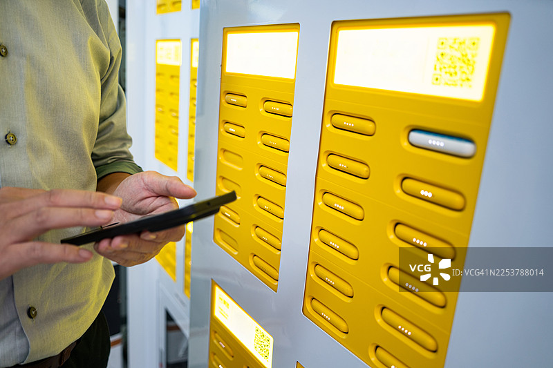 使用智能手机租借充电宝图片素材