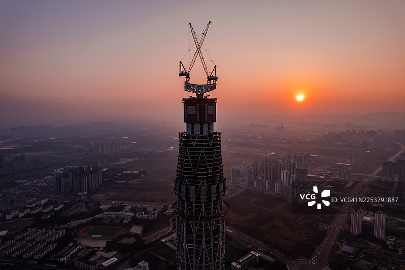 从高处俯瞰成都最高的建筑和城市风光，尽收日出美景图片素材