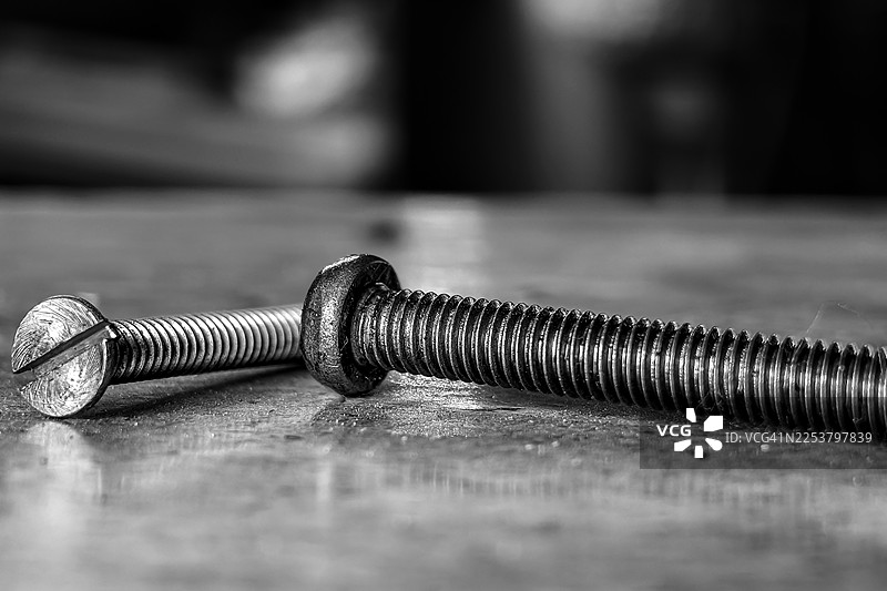 黑白工业背景下金属螺丝的特写图片素材