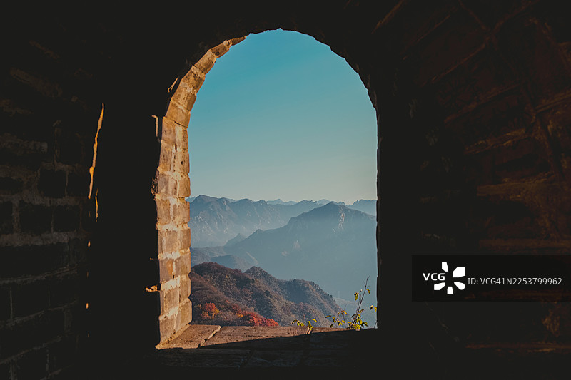 中国长城拱门下的全景山景图片素材