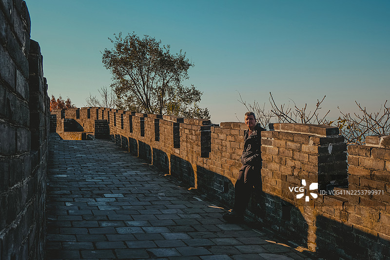 一位游客在中国长城上，享受着宁静的秋日风光图片素材