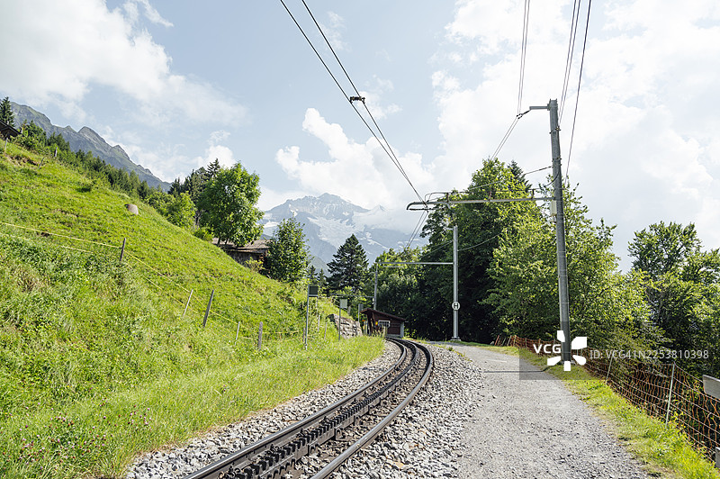 齿轨铁道蜿蜒穿过瑞士阿尔卑斯山景图片素材