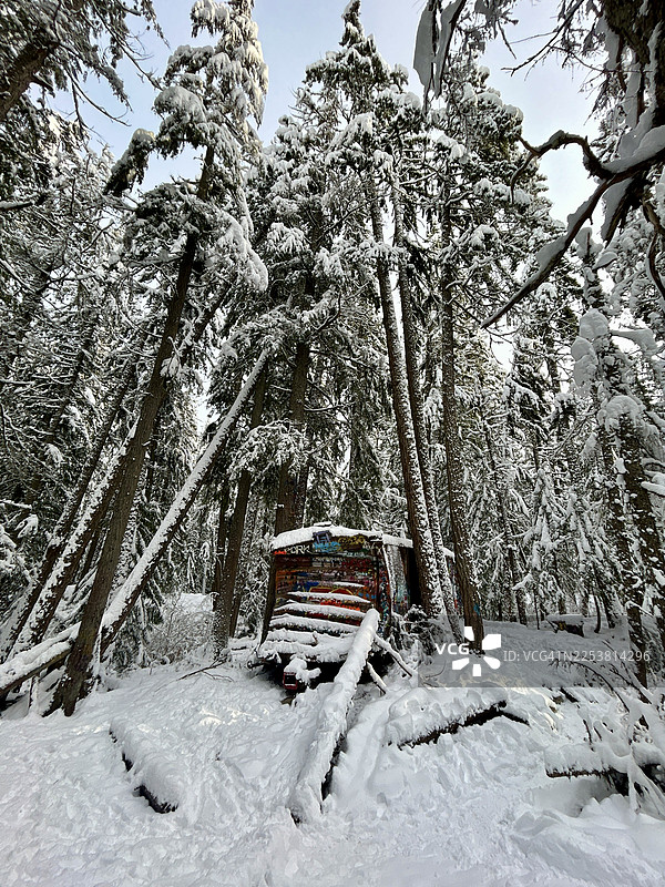 火车残骸小径图片素材
