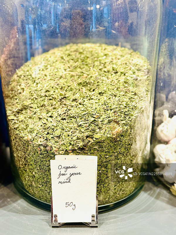 大玻璃容器中新鲜薄荷叶的特写图片素材