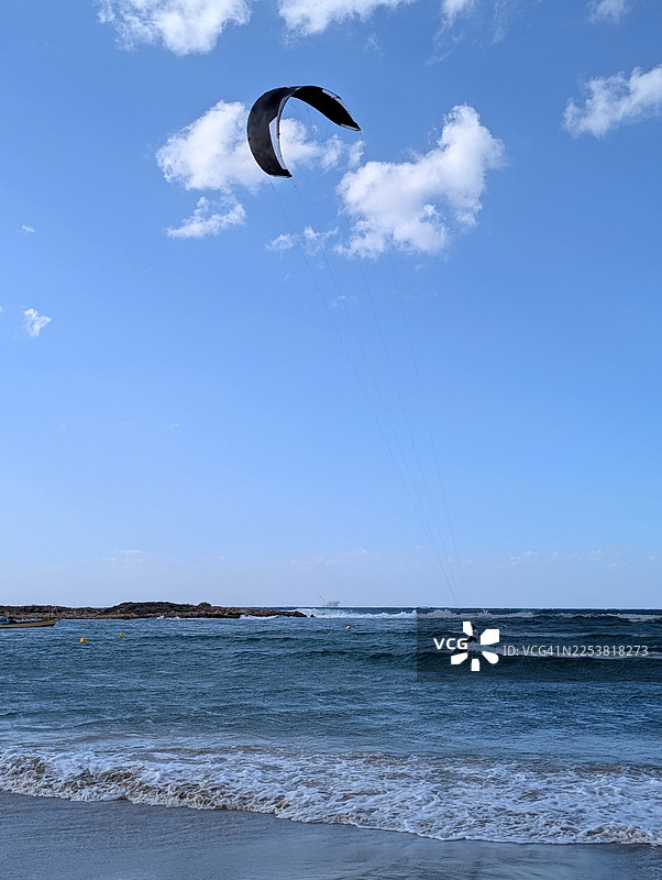 风筝冲浪，以色列北部海岸上空高高的风筝图片素材