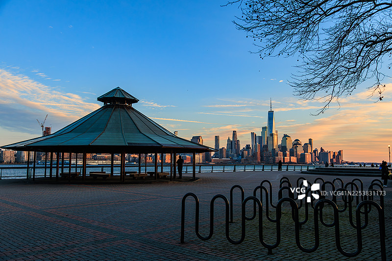 曼哈顿下城，隔水相望图片素材