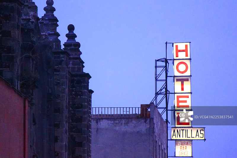 墨西哥城黄昏时复古酒店招牌的老照片图片素材