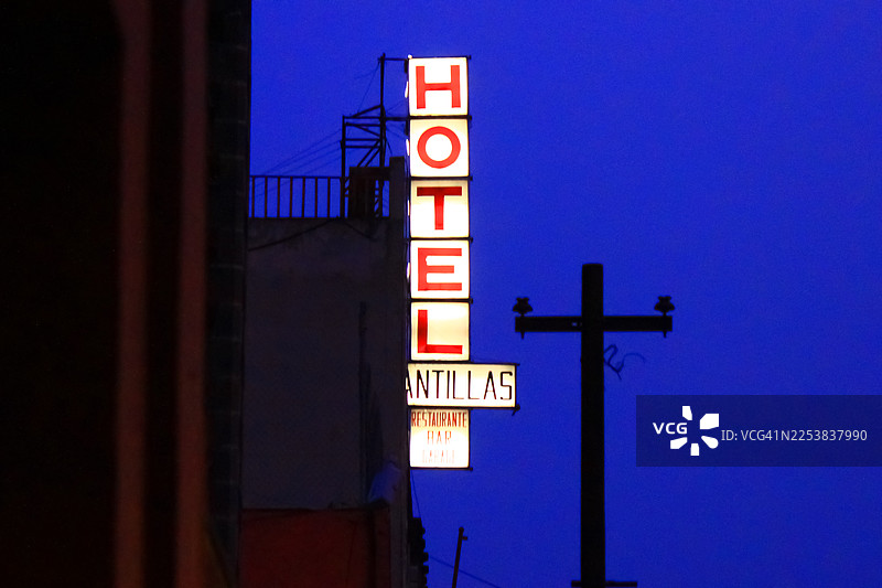 墨西哥城黄昏时复古酒店招牌的复古照片图片素材