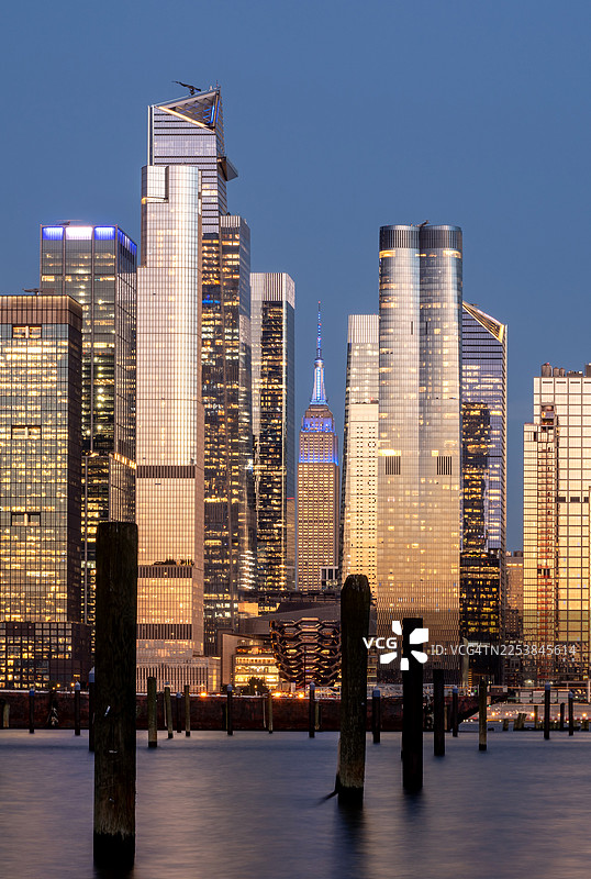 华灯初上的曼哈顿天际线，包含帝国大厦和哈德逊城市广场图片素材