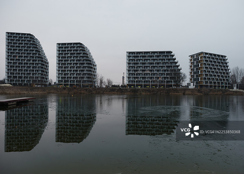 现代住宅楼旁边的小湖图片素材