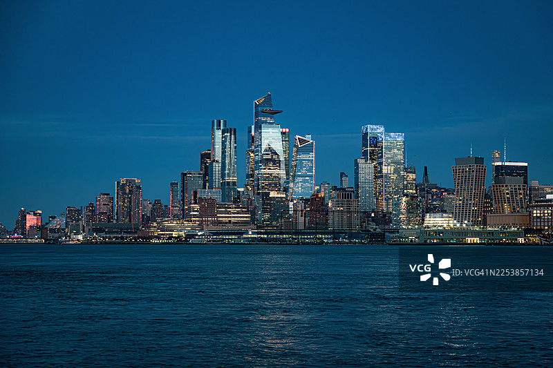哈德逊河对岸的曼哈顿灯火图片素材