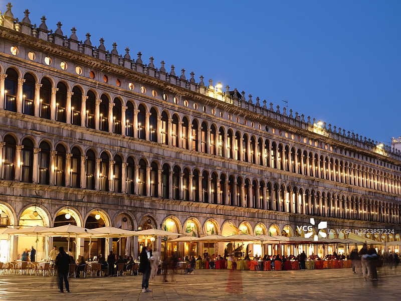 黄昏时分，威尼斯圣马可广场的街头咖啡馆和酒吧外的人们图片素材