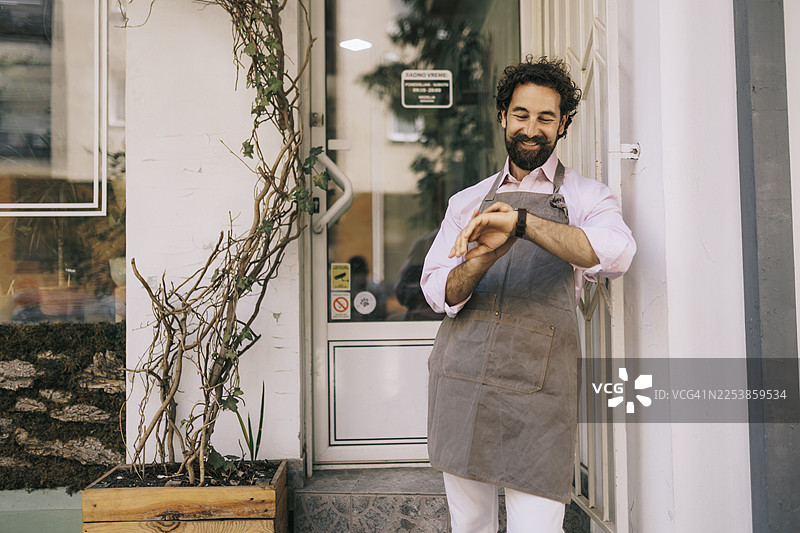咖啡店老板站在店前的肖像照图片素材