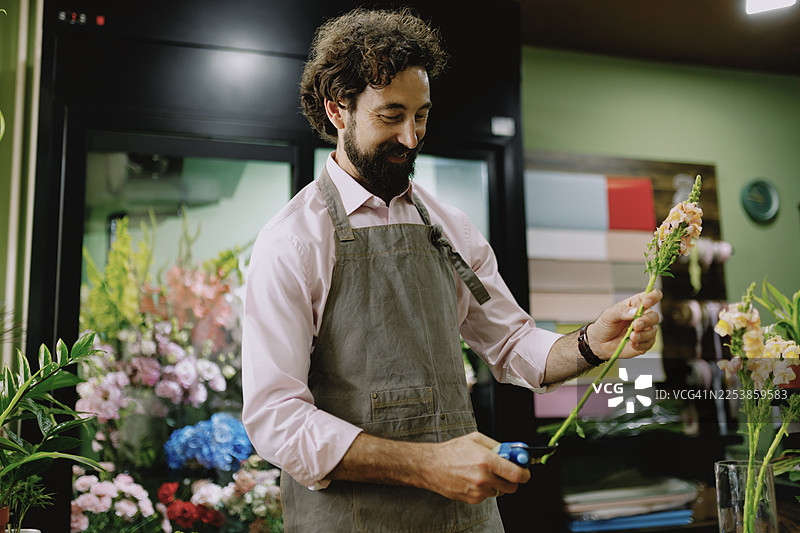 花艺师修剪花枝制作花束图片素材