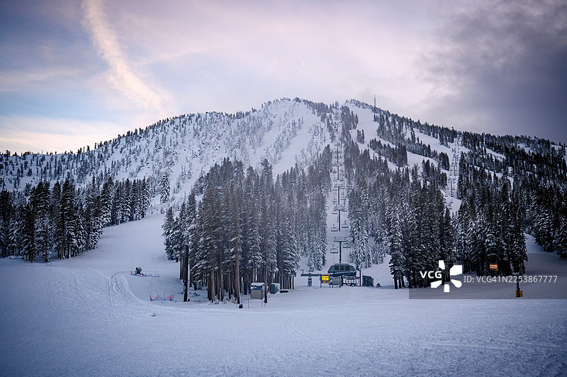冬季风暴后的玫瑰山滑雪度假村图片素材
