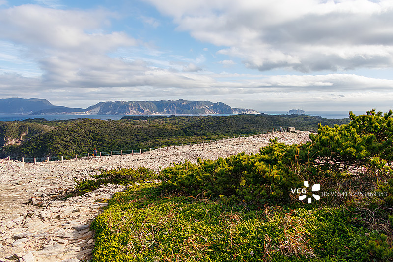 徒步者正在行走。观音崎展望台和海湾位于岛屿的西北端。它坐落在一座 100 米高的悬崖顶上。陆一侧是一片荒凉的荒地。图片素材