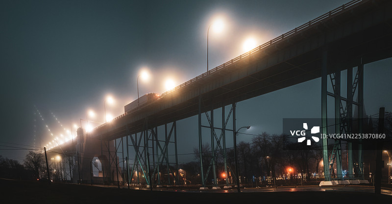 黄昏时分的大使桥图片素材