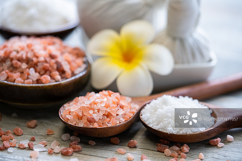 草药包和粉红盐用于身体水疗。图片素材