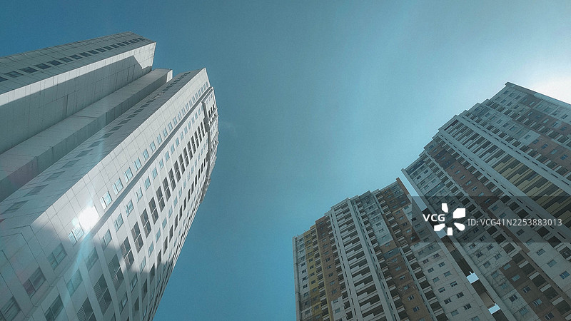 高耸的城市摩天大楼的视角图片素材