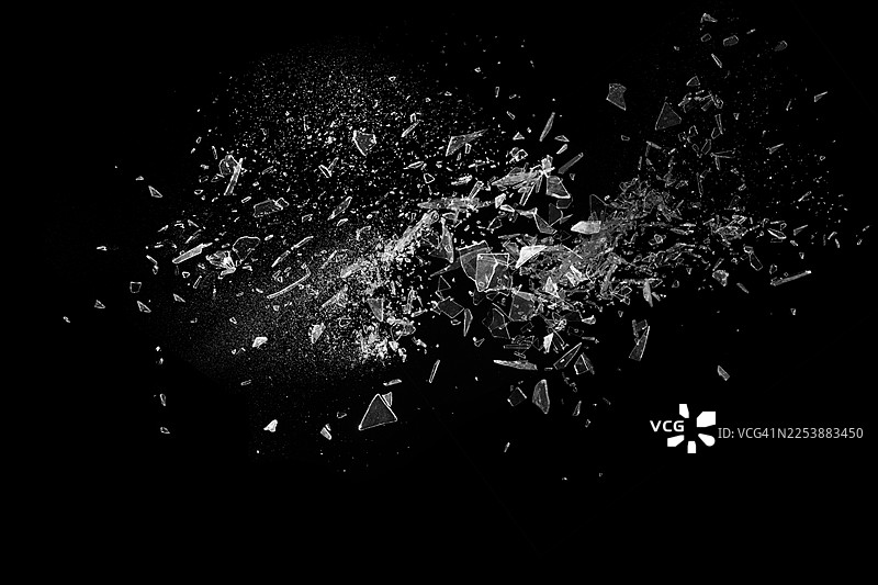 破碎的玻璃在黑色背景上，极其细致地展示了碎裂玻璃的抽象纹理。该图像非常适合用作背景、纹理或抽象艺术项目。图片素材