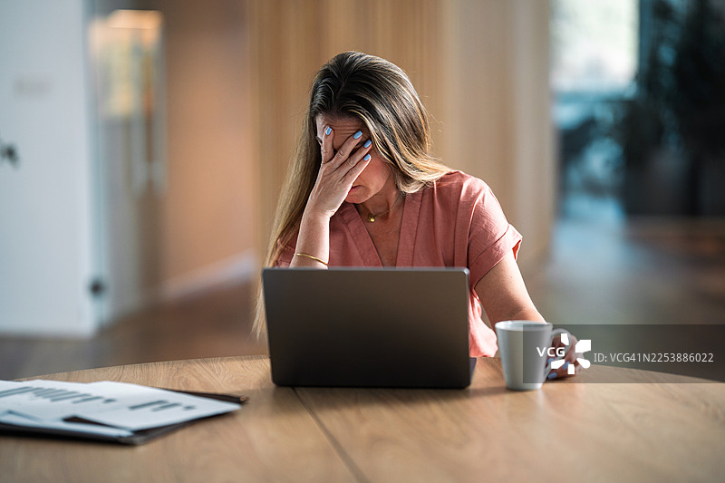一位高加索女商人在现代办公室里对笔记本电脑感到沮丧图片素材