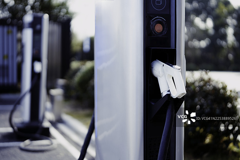 停车场里的电动汽车充电站图片素材